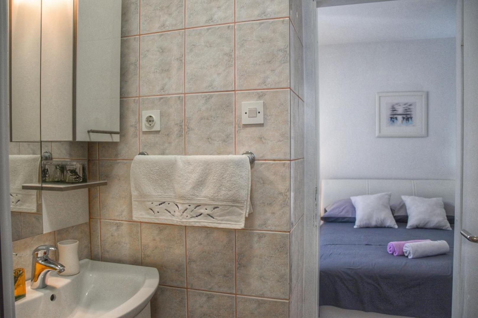 Apartments Sena Bol Bagian luar foto